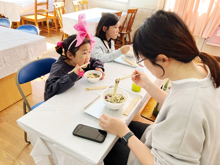 ほうちょうを食べる様子