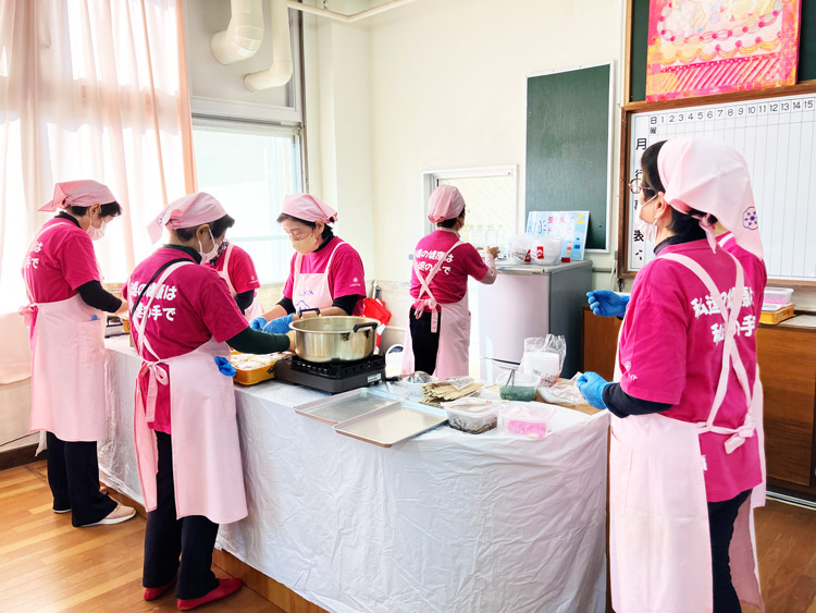 ほうちょうを食べる様子