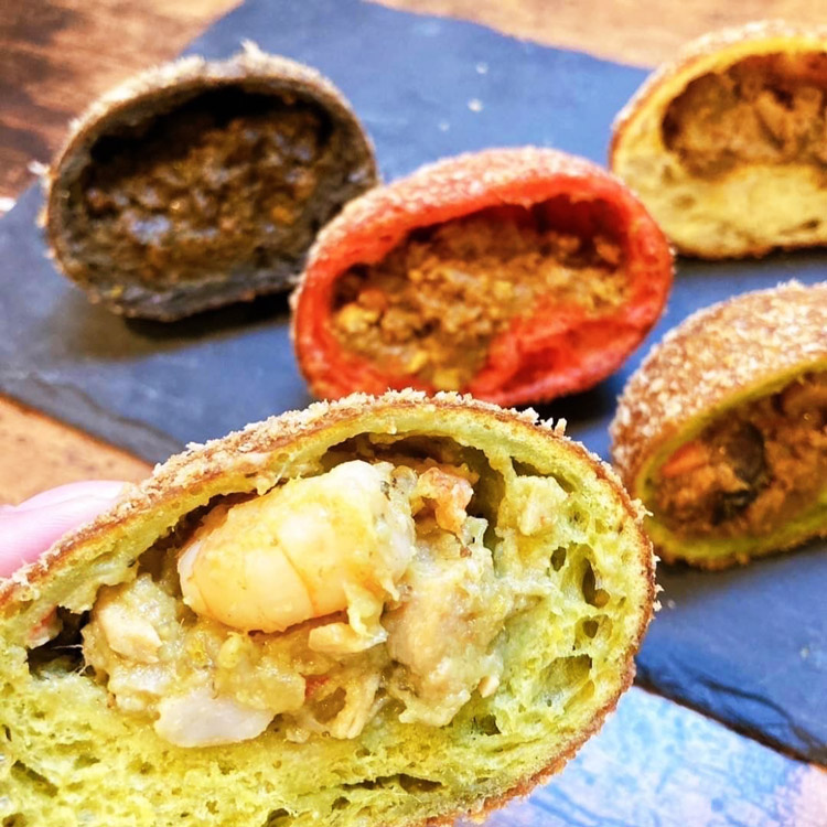 カラフルなカレーパン