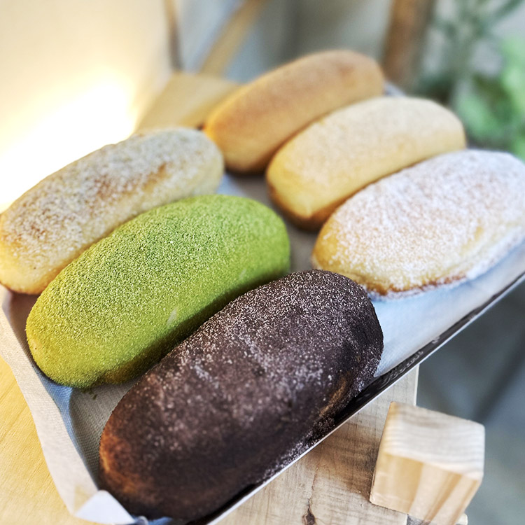 カラフルな揚げパン