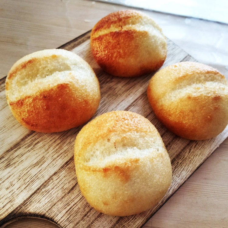丸いパン４つ