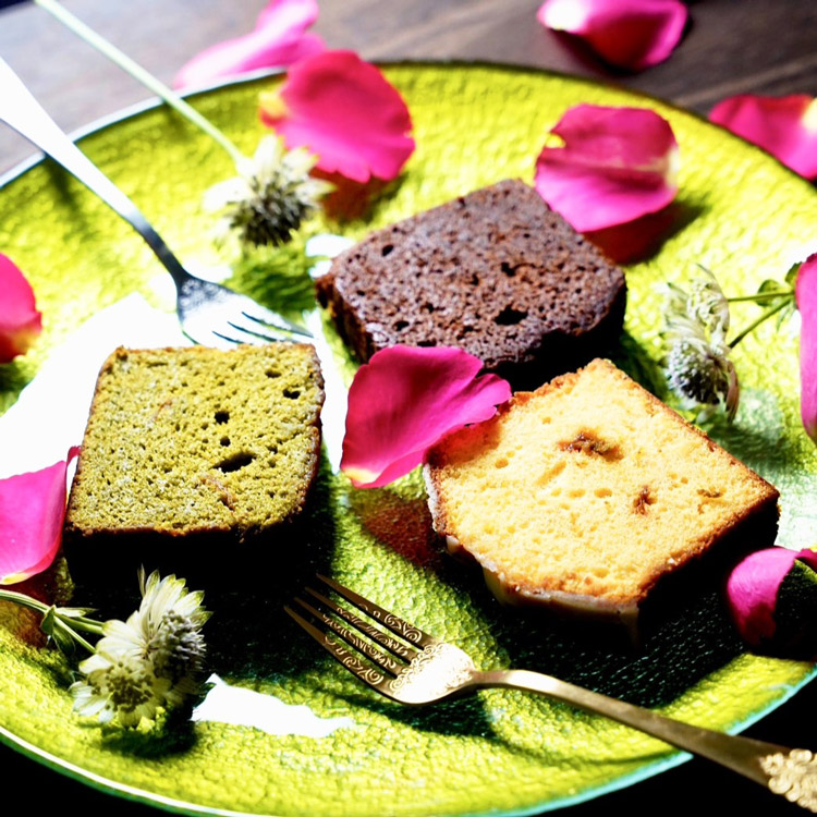 焼き菓子と花びら