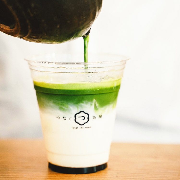 ミルクに抹茶を注いでいるドリンク