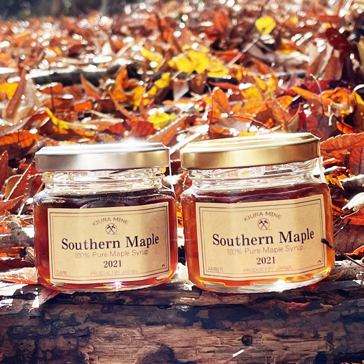 瓶入りのメイプルシロップ