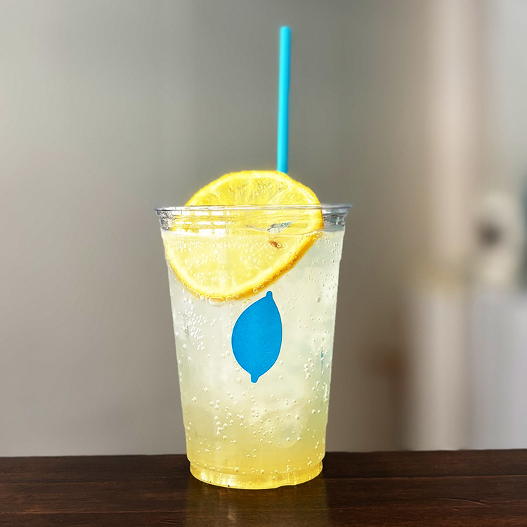 瓶入りのメイプルシロップ